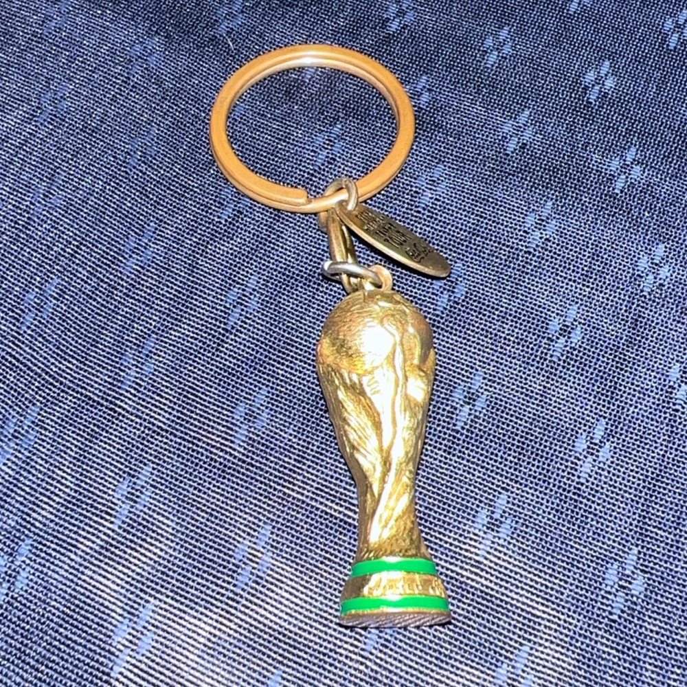 VINTAGE COCA COLA COLLECTIBLE KEYCHAIN Gold Tone FIFA Soccer 2009